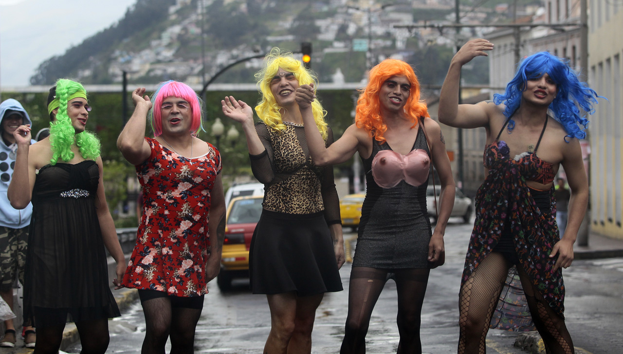 El Encantador Travestismo Cultural De Los Ecuatorianos Se Toma Las