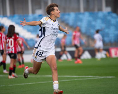 Pau Comendador celebra su gol en Real Madrid F vs Athletic Club