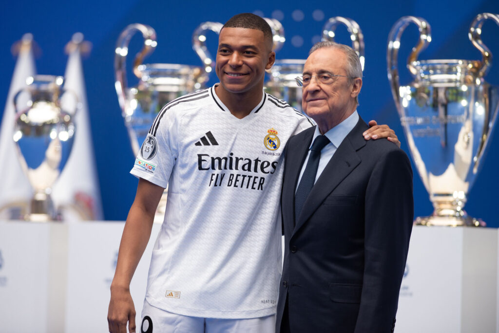 Kilian Mbappé con Florentino Pérez 