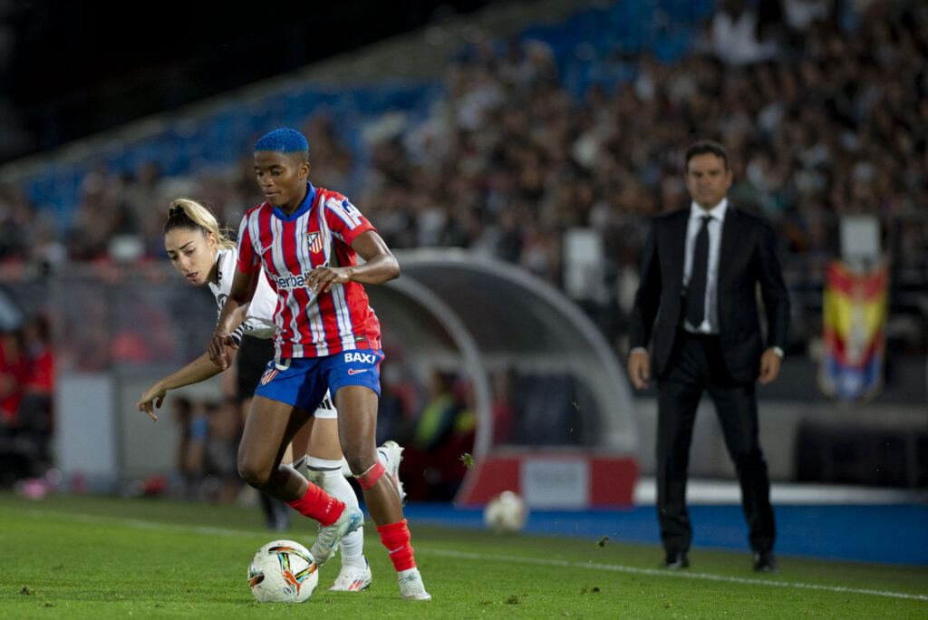 Olga Carmona del Real Madrid Femenino disputa el balón a Boe Rise del Atleti Femenino en partido de Liga Femenina. 