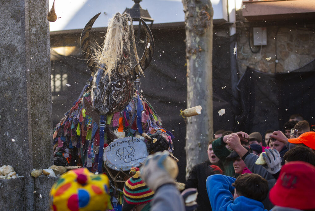 Nabos lanzados a un personaje enmascarado